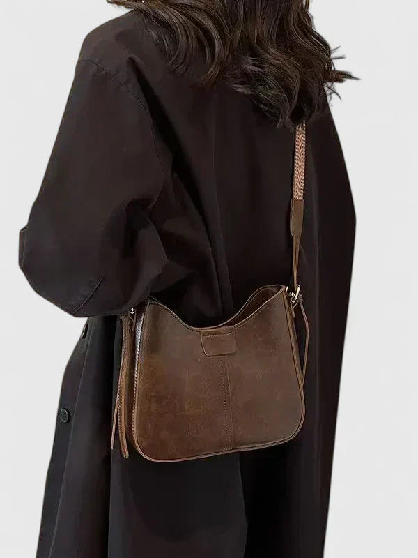Sac à main femme intemporel et chic avec bandoulière, un accessoire élégant pour un style raffiné.
