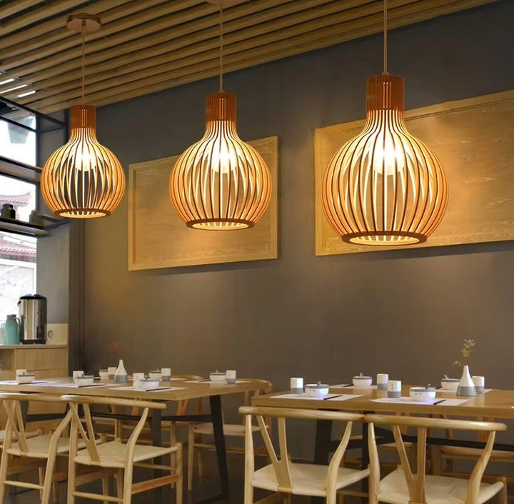 Suspension décorative Natura Orb avec abat-jour en bois organique, diffuse une lumière naturelle et chaleureuse.