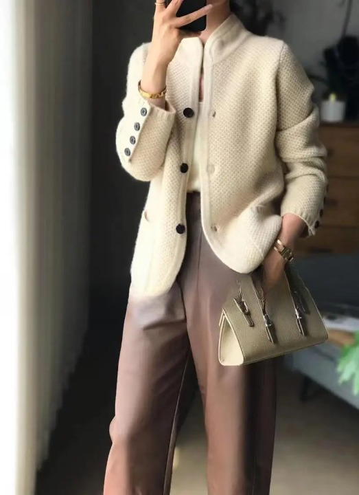 Vue arrière du gilet femme Lucille. Sa coupe impeccable assure une silhouette élégante et confortable.