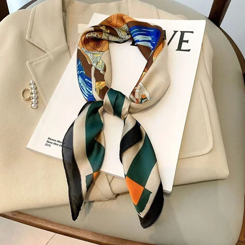Foulard imprimé en satin, doux au toucher, parfait pour cheveux ou sac à main.
