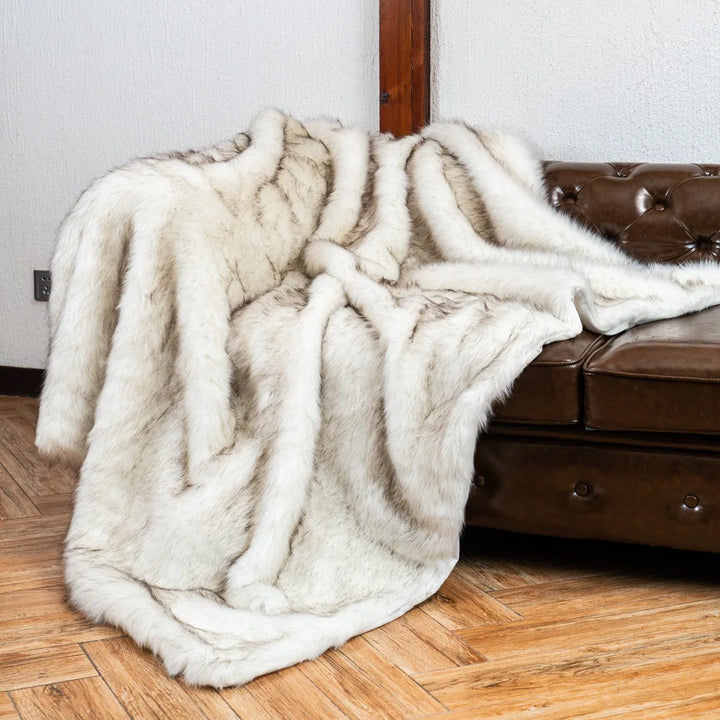 Jeté de canapé en fausse fourrure de renard éthique, offrant luxe, chaleur et style pour un hiver douillet.