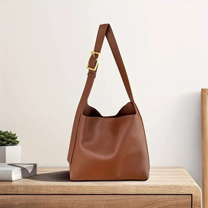 Sac cabas tendance femme avec anses robustes et finitions soignées, un accessoire mode.