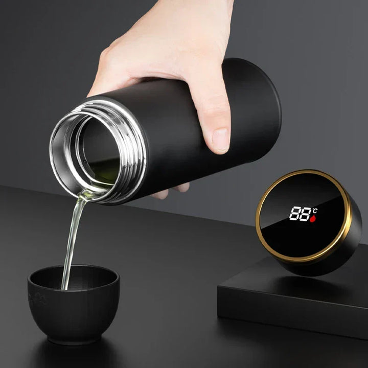 Bouteille intelligente nomade en acier inoxydable, écran LED affichant température, idéale pour thé au bureau.