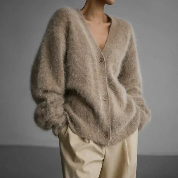 Cardigan femme élégant, coupe ample et douce, parfait pour un style mode automne-hiver.