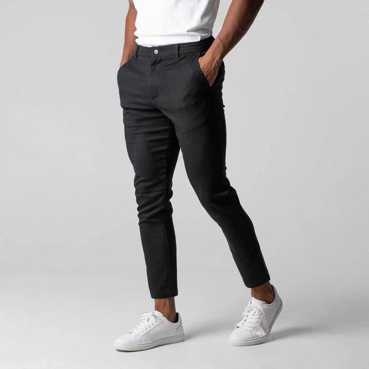 Pantalon homme slim chic noir, parfait pour les affaires ou la mode quotidienne. Vêtement confortable.