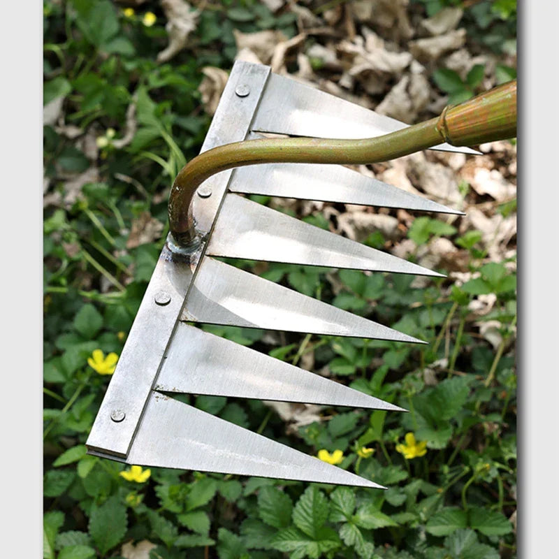 Dents multiples en acier inoxydable du scarificateur LuxHarrow pour un désherbage efficace et préparation du sol.