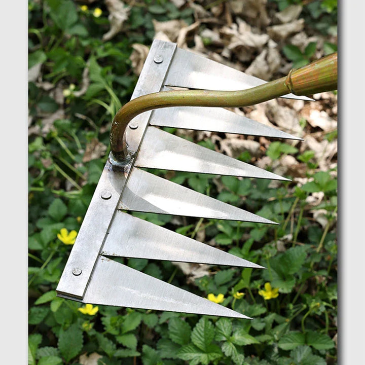 Dents multiples en acier inoxydable du scarificateur LuxHarrow pour un désherbage efficace et préparation du sol.
