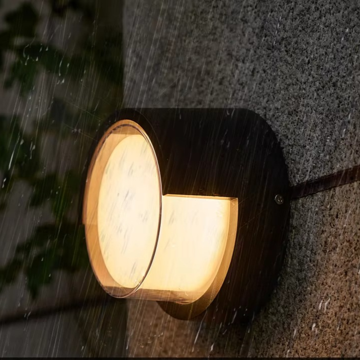 Lampe murale LED extérieure moderne avec détecteur de mouvement pour sécurité jardin et terrasse.