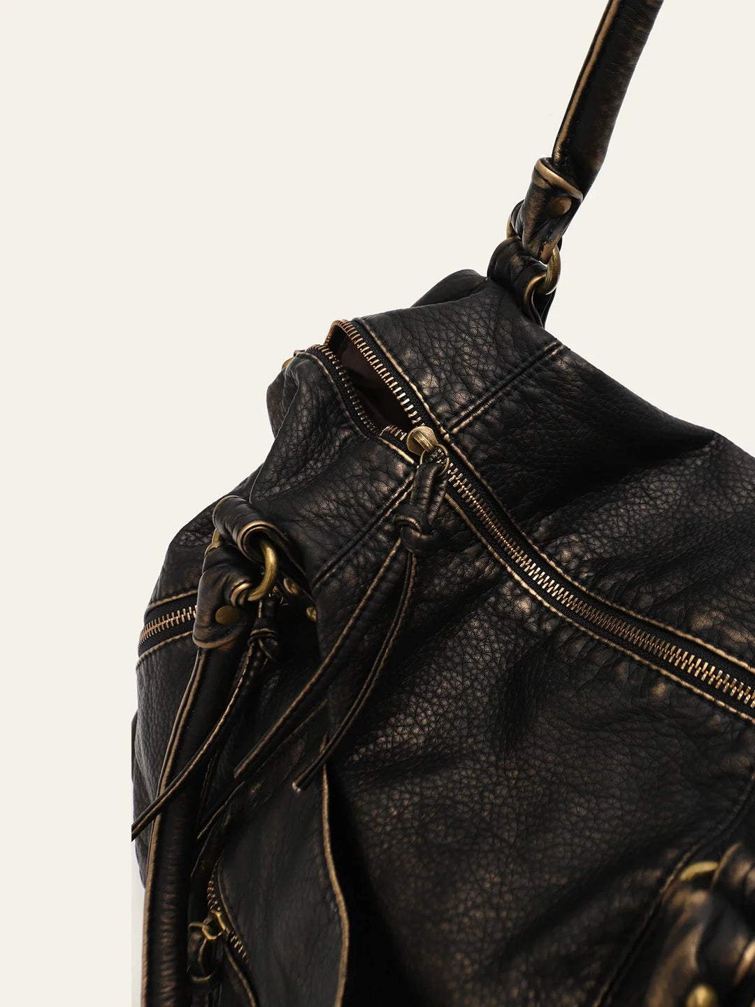 Sac étudiant femme avec poignées robustes et bandoulière amovible, organisation facile pour livres et papeterie.