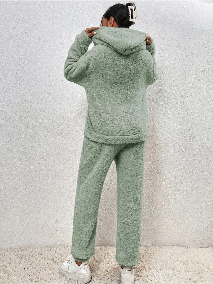 Pyjama teddy à capuche, unisexe, parfait pour les soirées relax et les matins doux.