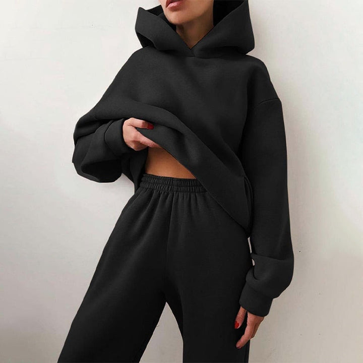 Ensemble femme sportswear décontracté. Sweat à capuche et pantalon loose fit pour un confort loungewear optimal.