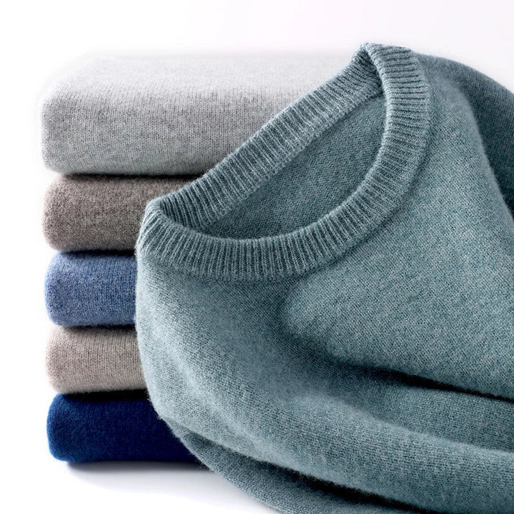 Pull homme élégant en laine mérinos douce. Idéal pour l'hiver et le confort quotidien.