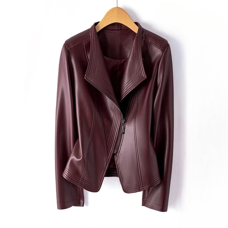 Veste en cuir femme noire, coupe asymétrique chic et col V. Élégance moderne pour printemps et automne.