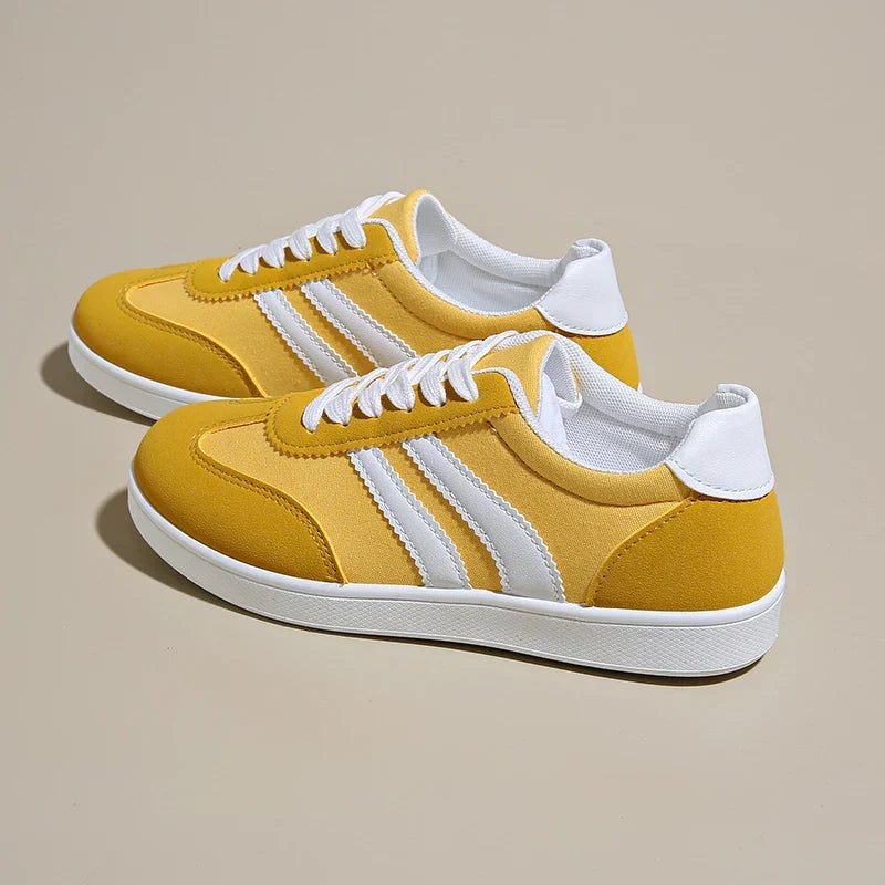 Chaussure femme sportive classique, style rétro Inde. Baskets confortables pour un usage décontracté et la mode estivale.