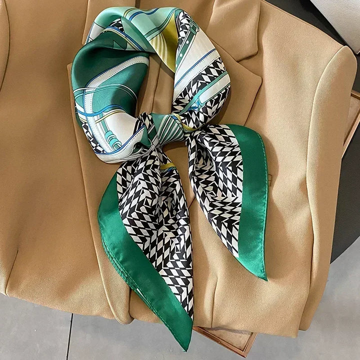 Foulard en satin pour femme, motifs imprimés, accessoire élégant pour cheveux et sac.