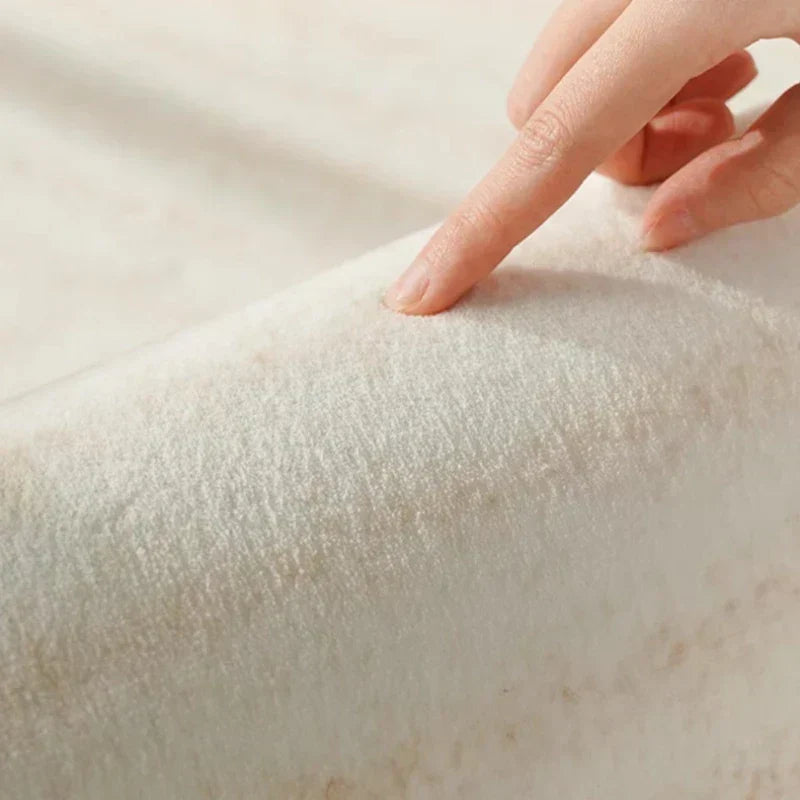 Grand tapis de salon/chambre Matta I en polyester, forme organique, ultra-doux et lavable.