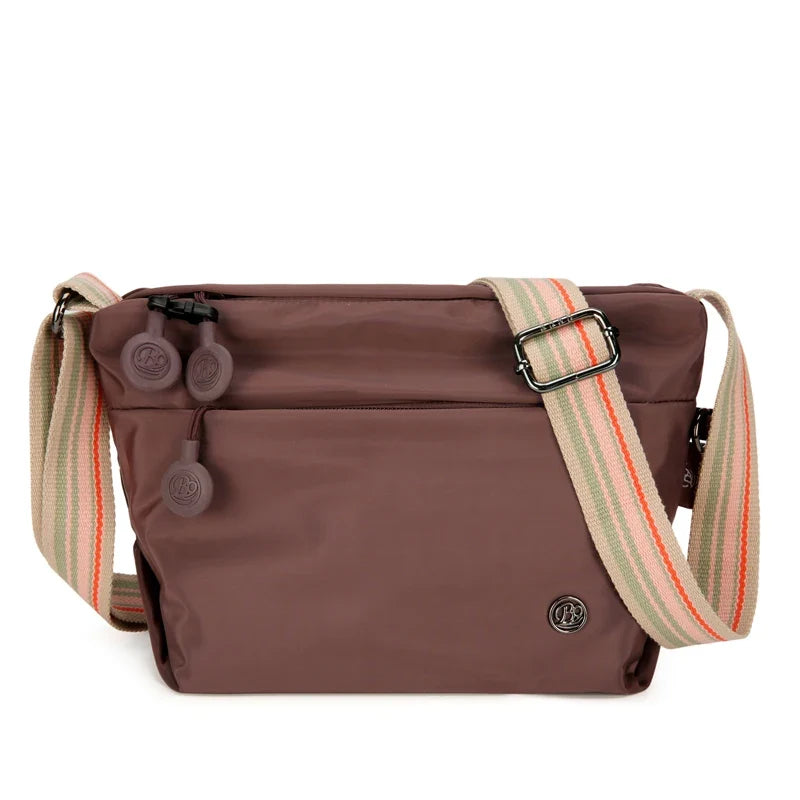 Accessoire mode sac banane femme en nylon, protège vos objets de valeur en voyage.