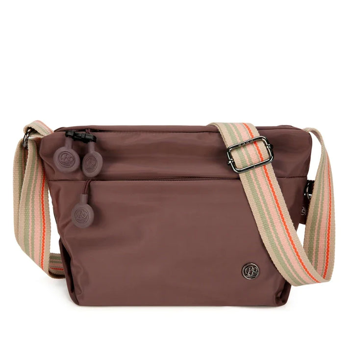 Accessoire mode sac banane femme en nylon, protège vos objets de valeur en voyage.