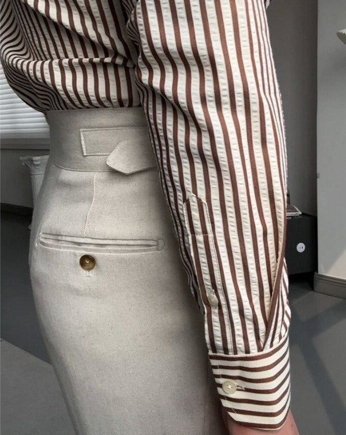 Chemise homme rayée coupe cintrée, style italien contemporain. Confortable et élégante pour la mode masculine.