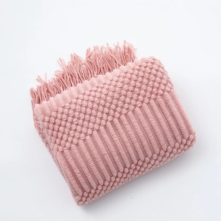 Couverture tricotée grise pour lit double, style bohème, ajoutant douceur et élégance à la chambre.