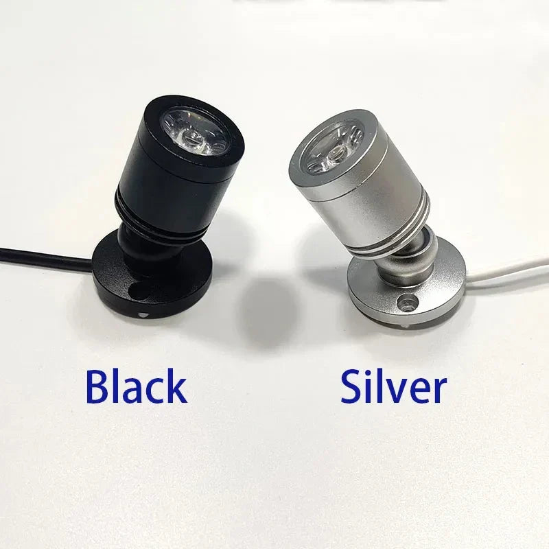Lampe mini spot LED USB alimentée pour bureau ou vitrine, offrant une lumière d'accent flexible et moderne.