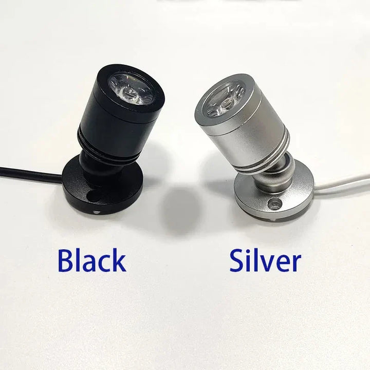 Lampe mini spot LED USB alimentée pour bureau ou vitrine, offrant une lumière d'accent flexible et moderne.