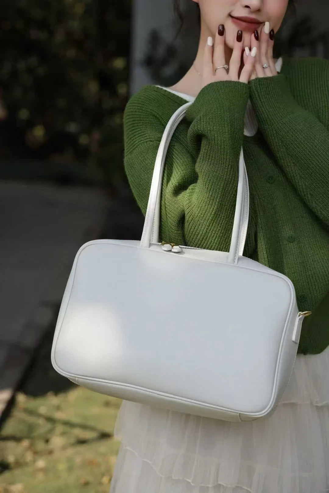 Sac bandoulière femme en cuir noir porté par un mannequin, confort et style pour une utilisation polyvalente.