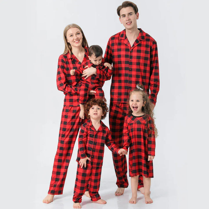 Famille réunie près du sapin, portant des pyjamas de Noël à carreaux, créant des souvenirs festifs.