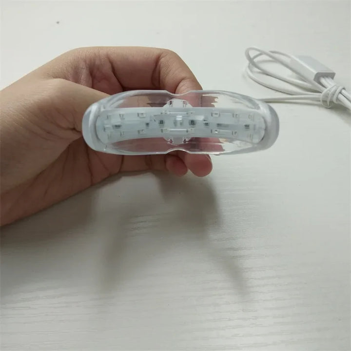 Thérapie orale LED lumière bleue pour la récupération des gencives sensibles. Confort buccal amélioré.
