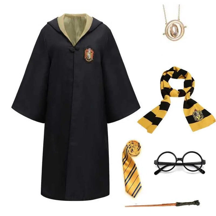 Enfant déguisé en Harry Potter avec la robe Poudlard, prêt pour la magie, Halloween ou une fête.