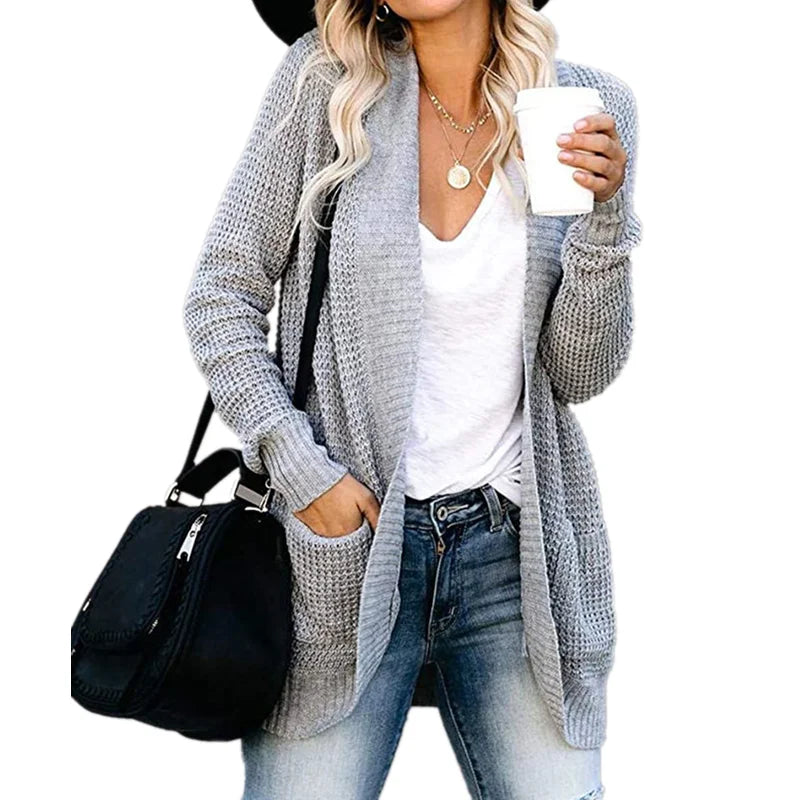 Cardigan femme élégant et confortable pour une tenue quotidienne casual chic. Vêtement polyvalent automne-hiver.