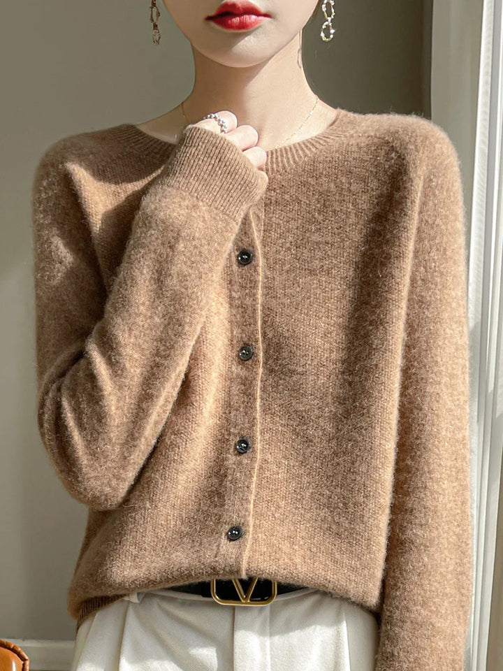 Cardigan femme polyvalent, une pièce mode pour un look chic au bureau ou en ville.