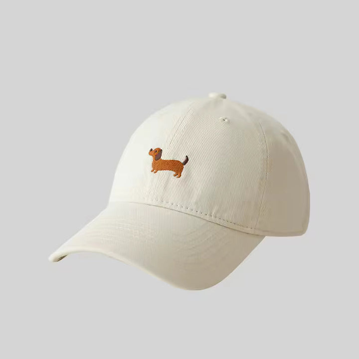Casquette ajustable pour femme en coton doux, motif teckel brodé, confort et mode.