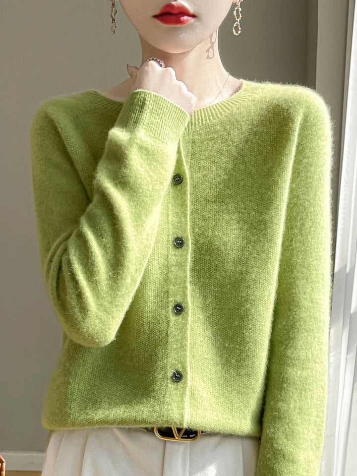 Cardigan femme à la coupe moderne, alliant confort et élégance pour toutes les saisons.