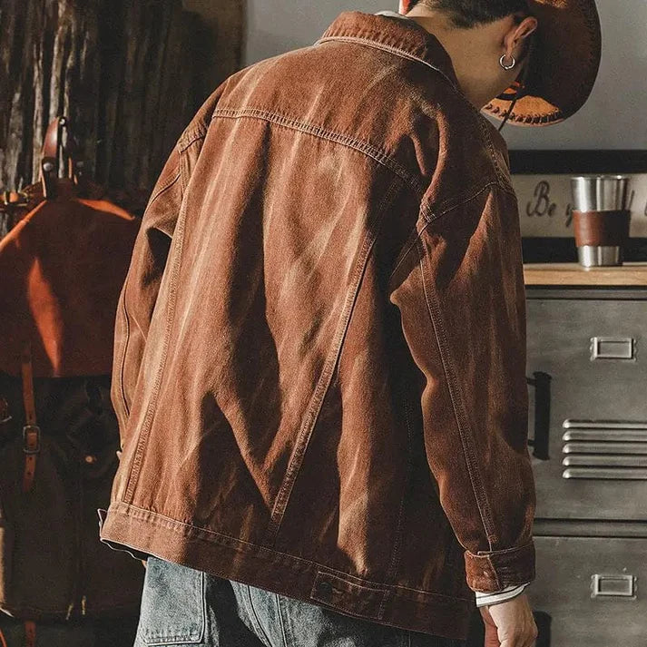 Veste en jean marron pour homme, style intemporel décontracté avec boutons. Idéale pour automne-printemps.