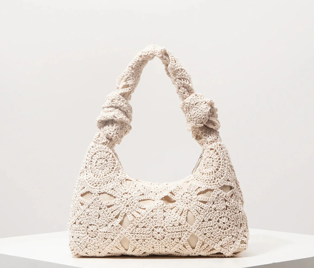 Sac en crochet ivoire pour femme, design bohème chic, l'accessoire estival idéal.