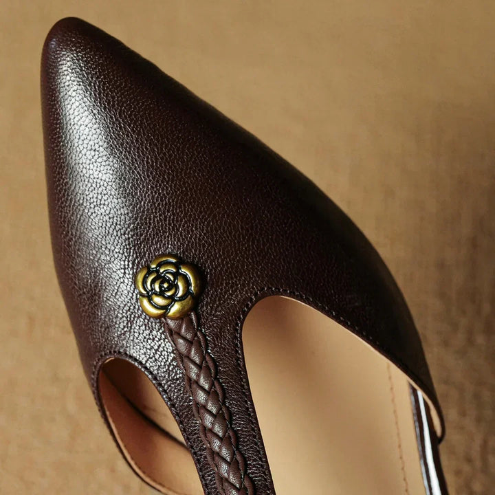 Chaussures femme, sandales d'été avec talon fin. Bride tressée mode, un choix élégant pour un look raffiné.