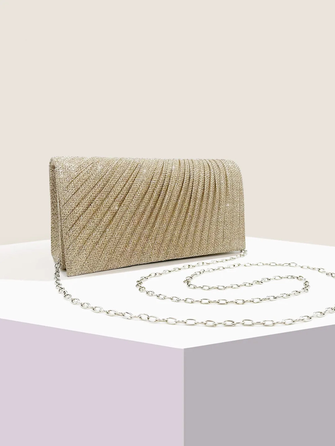 Pochette élégante à paillettes pour femme, idéal pour compléter une robe de soirée chic.