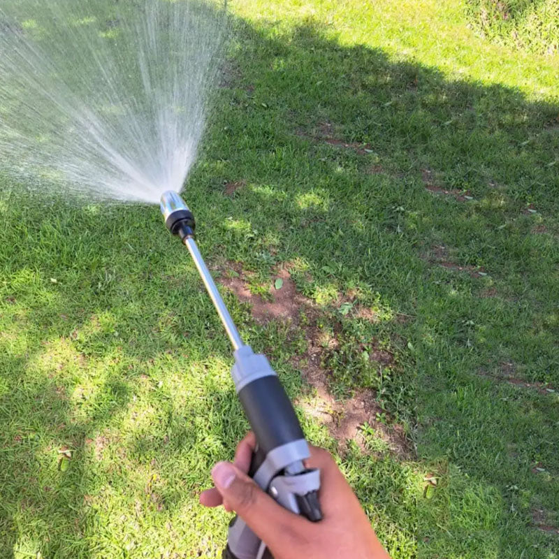 Nettoyeur haute pression HydroForce en action sur une terrasse. Parfait pour le nettoyage extérieur du jardin.