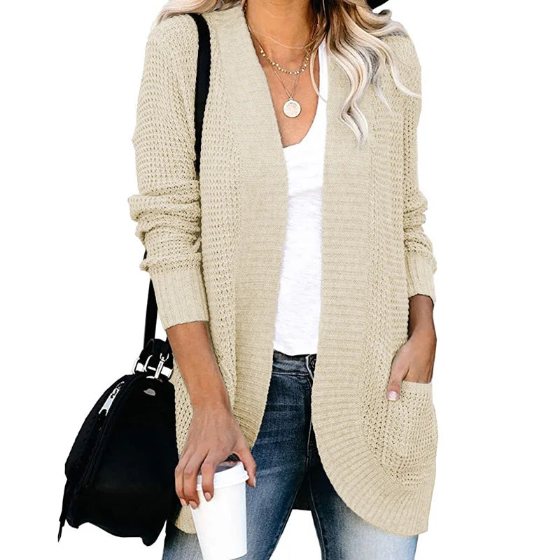 Cardigan femme casual chic. Ce vêtement polyvalent offre confort et élégance pour toutes les journées.