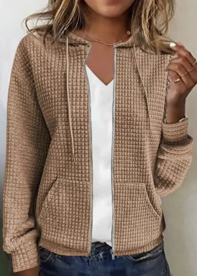 Sweat zippé femme à capuche, confortable et décontracté. Idéal pour un look casual moderne. Mode femme.
