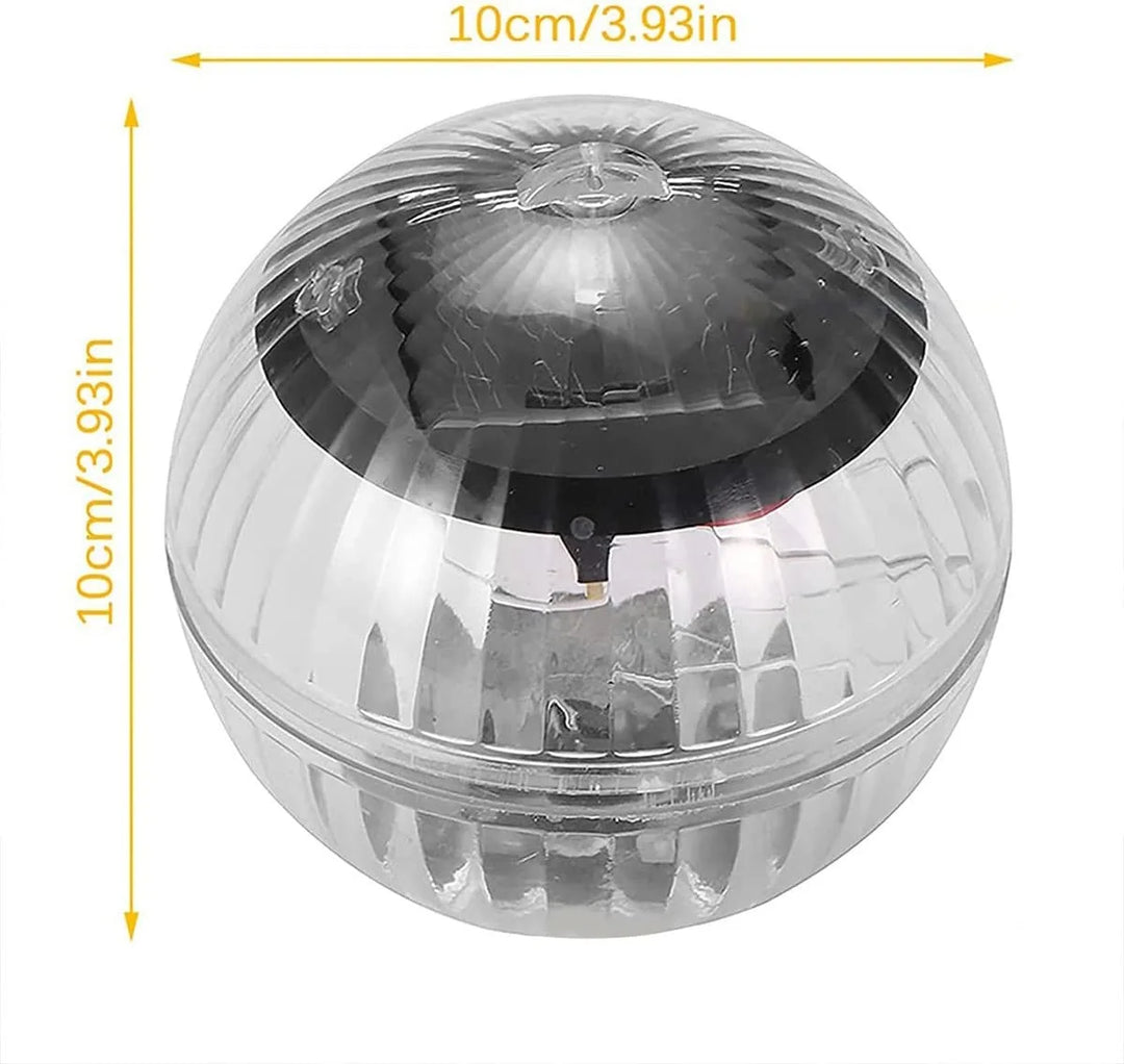 Ambiance féerique avec boule LED solaire RGB flottant sur l'eau, éclairage de piscine ou jardin écologique la nuit.
