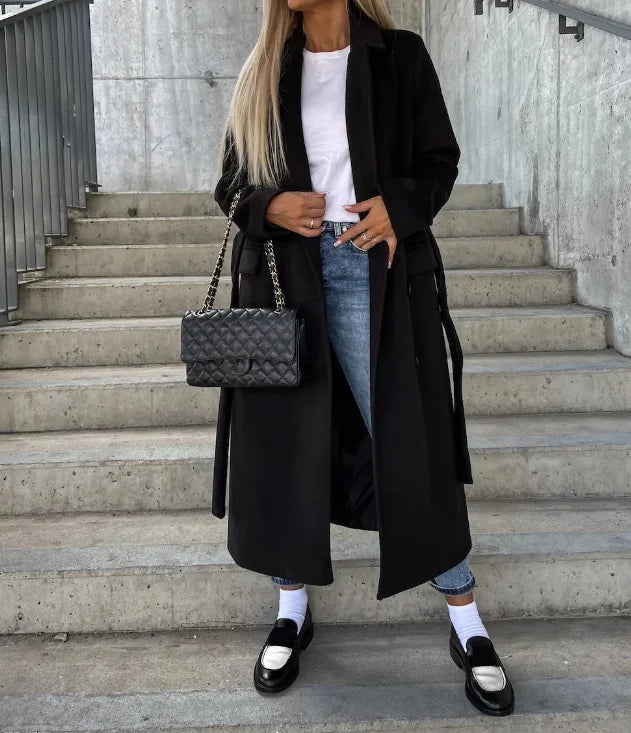 Manteau femme croisé classique, coupe longue et tendance. Veste d'hiver élégante et chaude, double boutonnage.