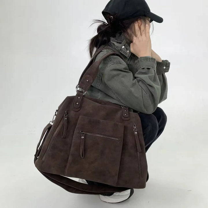 Sac à main marron en suédine, style cabas élégant et décontracté, idéal pour l'épaule ou en bandoulière pour la ville.