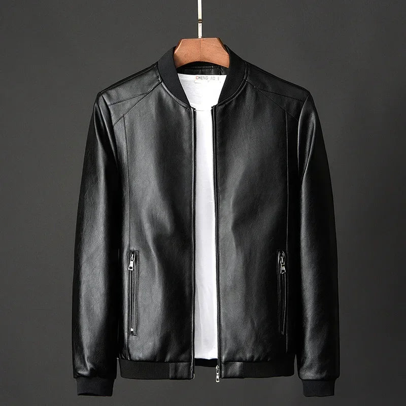 Homme portant un blouson aviateur élégant, marche en ville. Veste urbaine moderne décontractée, mode masculine.