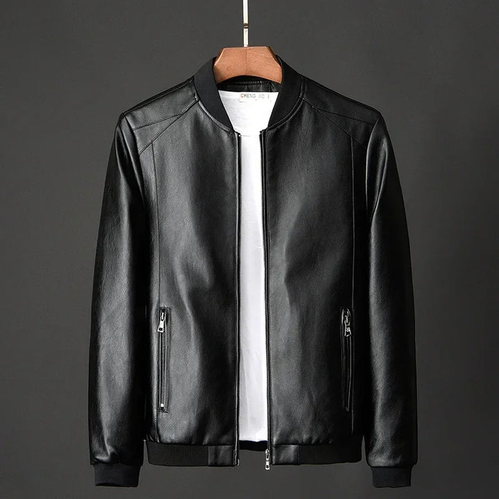 Homme portant un blouson aviateur élégant, marche en ville. Veste urbaine moderne décontractée, mode masculine.