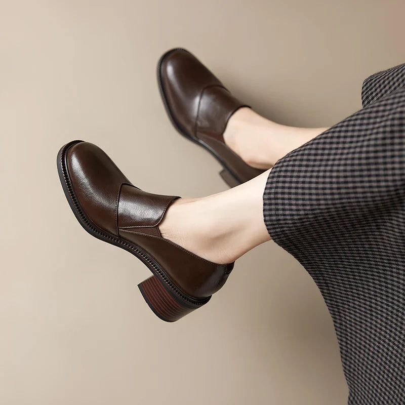 Élégants mocassins femme noirs à talon large et bout rond, idéaux pour un look professionnel ou décontracté.