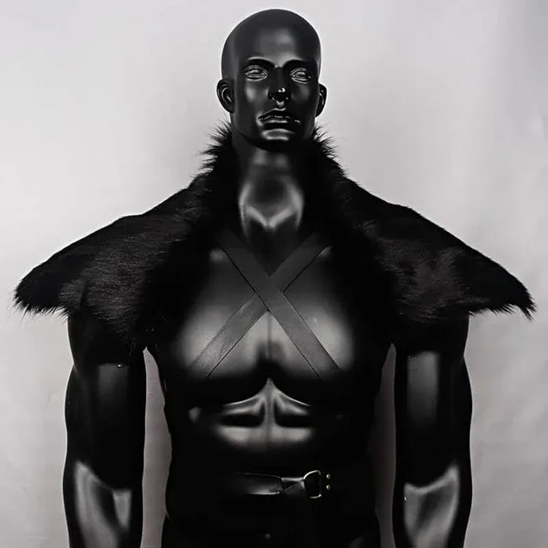Cape viking authentique pour homme, fausse fourrure épaisse et sangle robuste. Idéale pour déguisement de guerrier, Halloween.