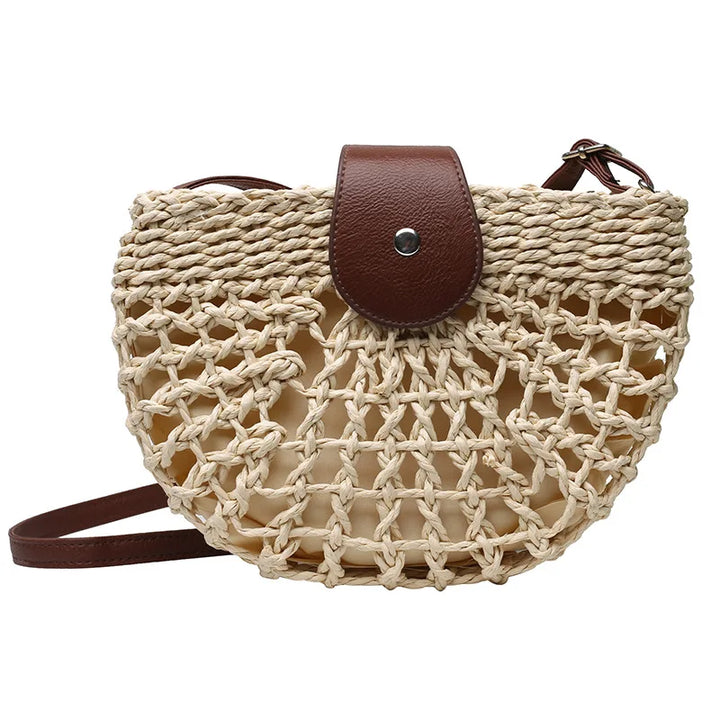 Sac d'épaule bohème-chic en paille, accessoire léger et élégant pour femme. Parfait pour l'été et les voyages.