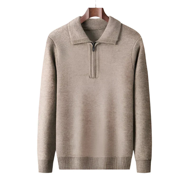 Chandail homme avec fermeture demi-zip, offrant chaleur et confort. Idéal pour un look hivernal.